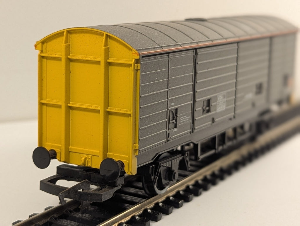 Hornby R235 OO Gauge BR Railair VDA Sliding Wall Van 200659