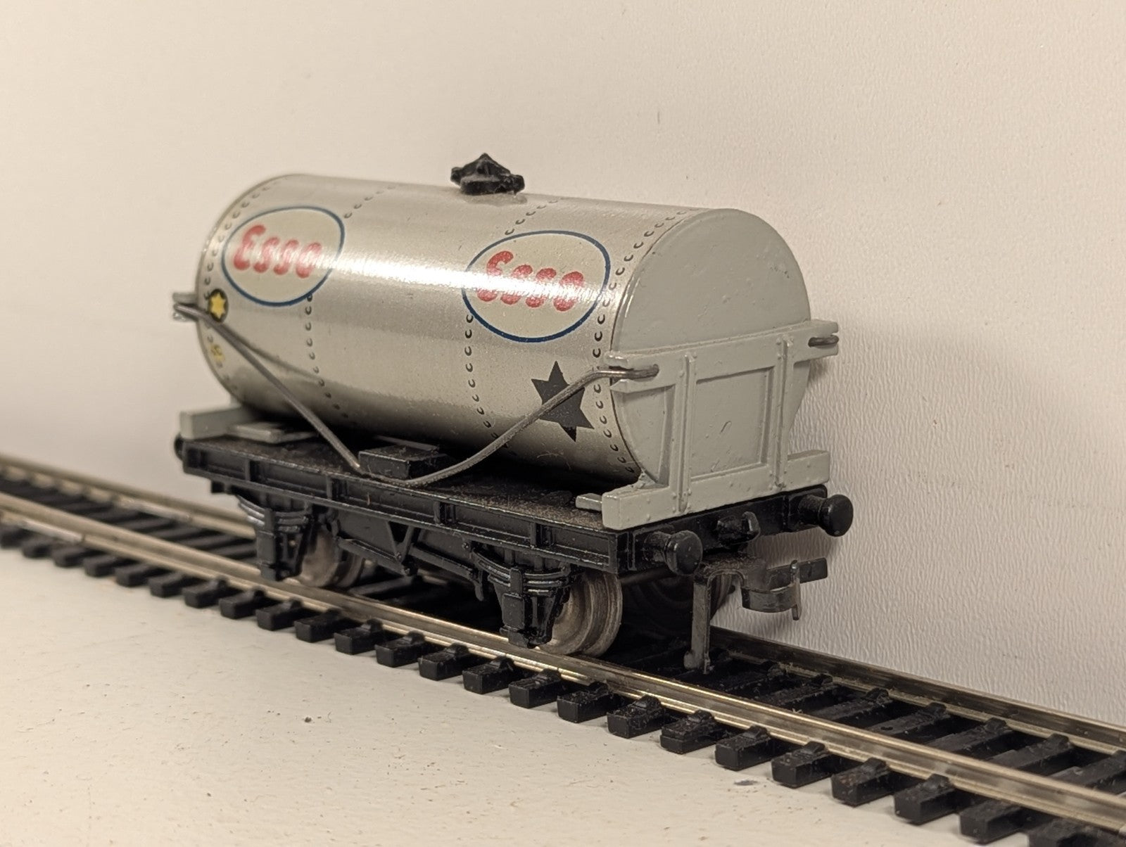 Hornby Dublo 32081 OO Gauge D1 ESSO Petrol Tank Wagon - Boxed