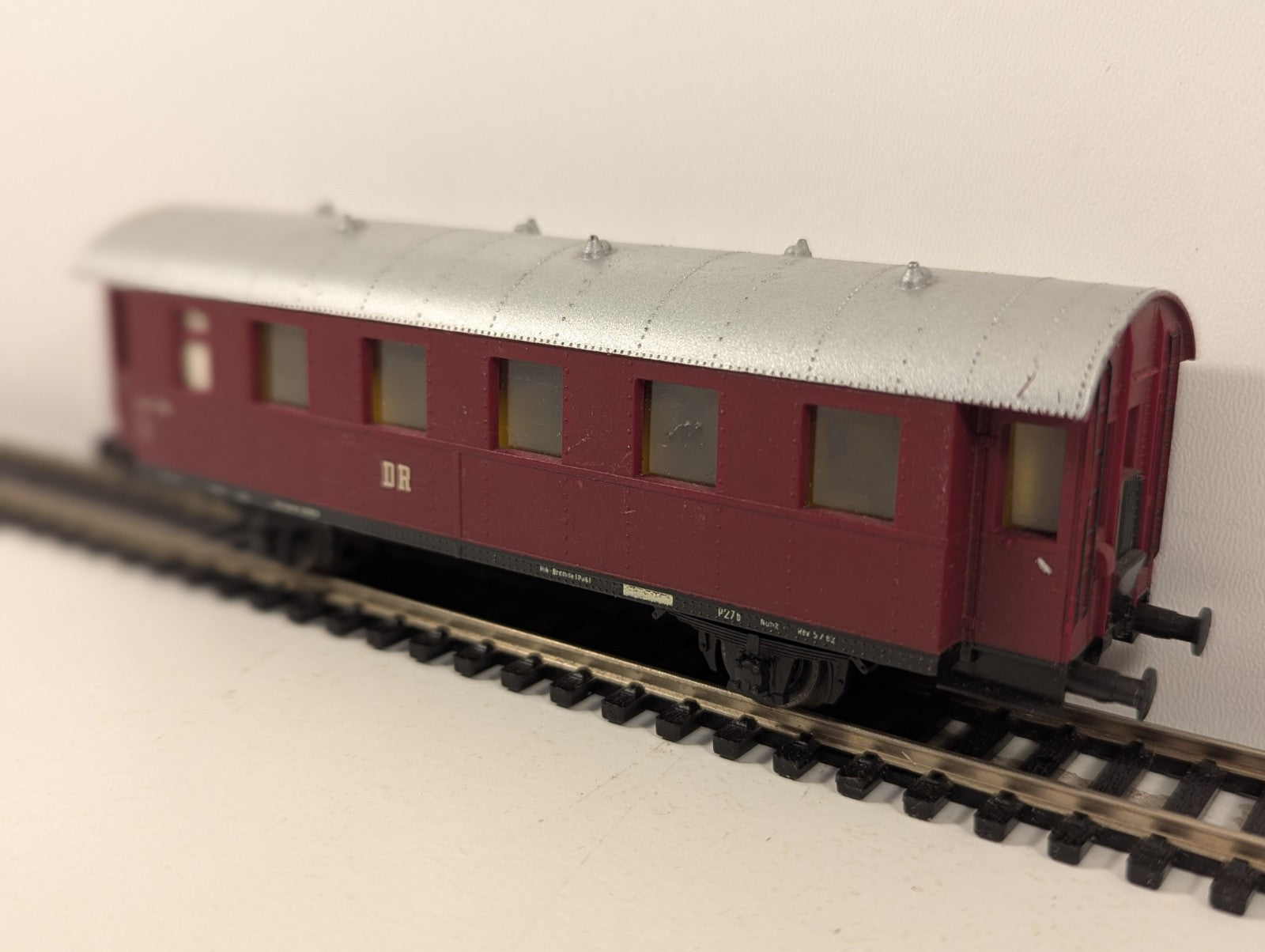 Piko HO Gauge Deutsche Reichsbahn Maroon Passenger Car Missing Couplings
