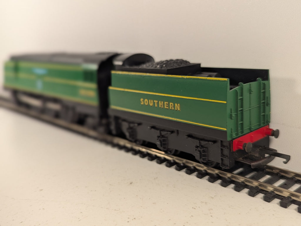 Hornby OO Gauge SR Battle of Britain Class 'Fighter Pilot' Steam Locomotive