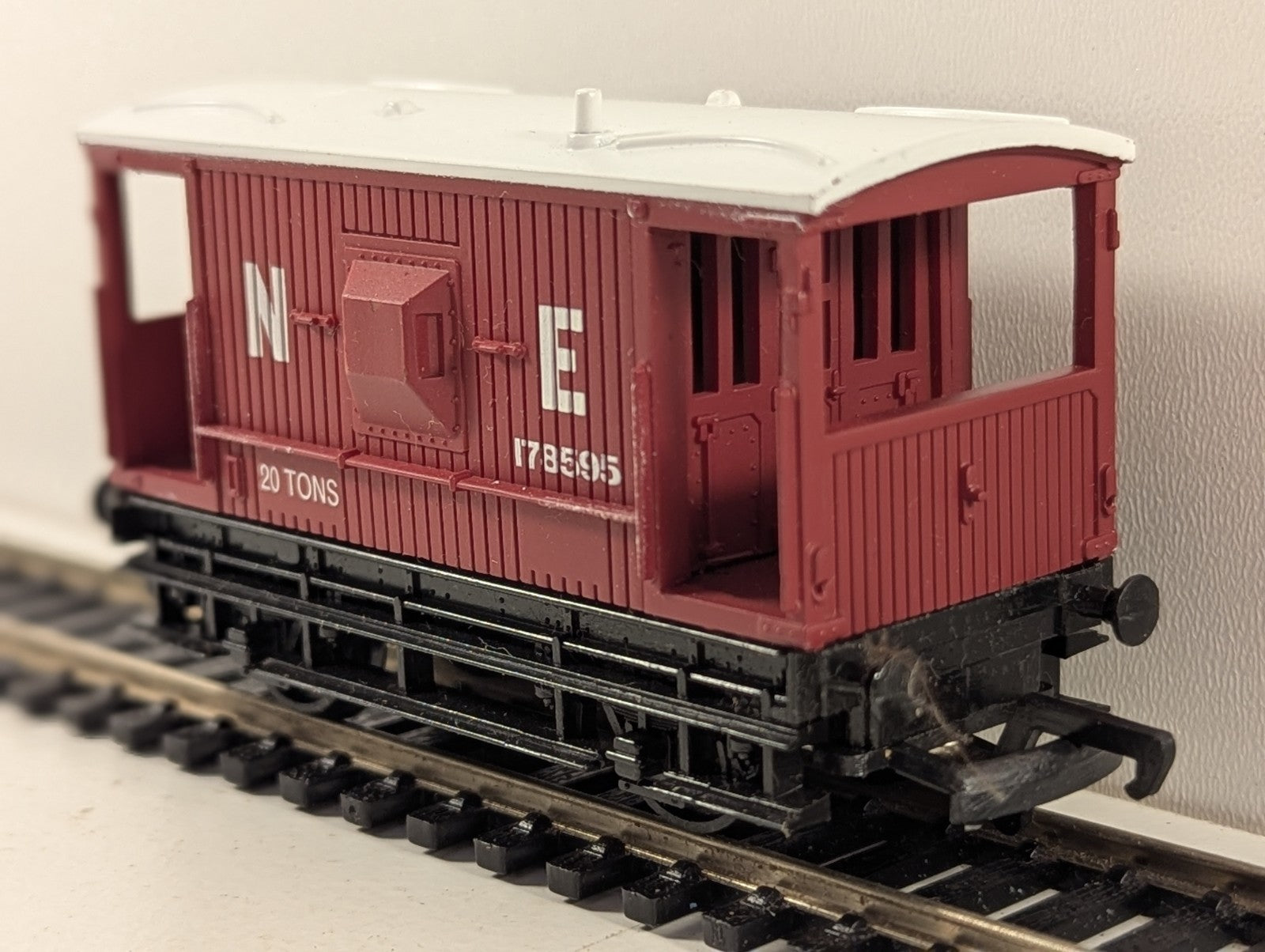Mainline 37-140 LNER 20 Ton Brake Van Brown OO Gauge
