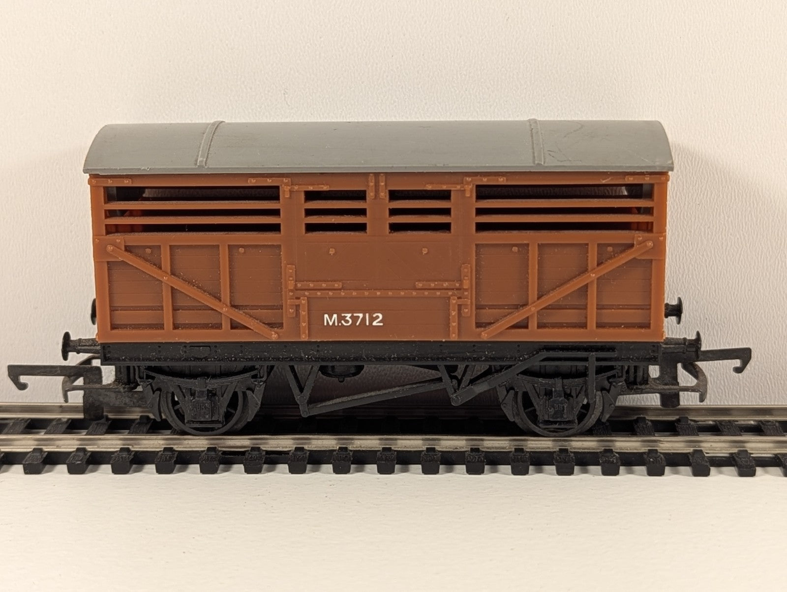 Tri-ang Hornby R122 BR Cattle Wagon – OO Gauge
