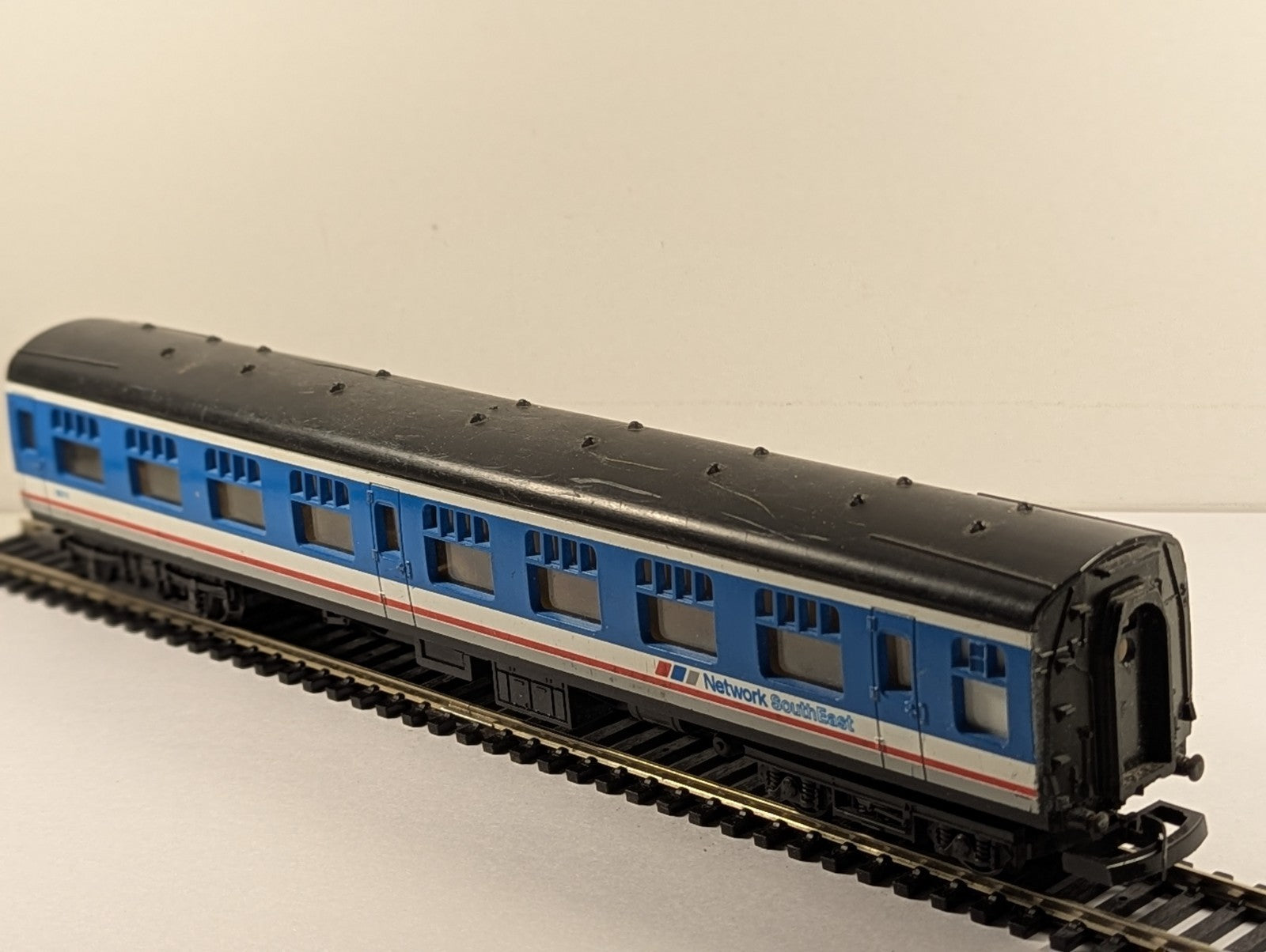 Lima OO Gauge BR Mk1 Corridor Coach Passenger Coach 18711 Network South East