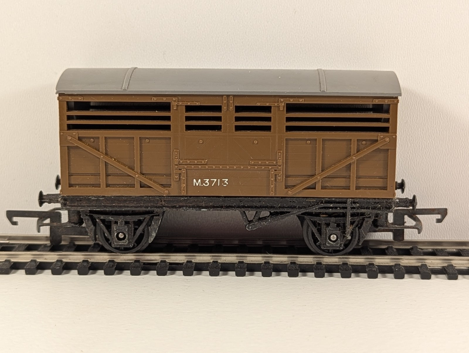 Tri-ang Hornby R122 BR 12-Ton Cattle Wagon – OO Gauge