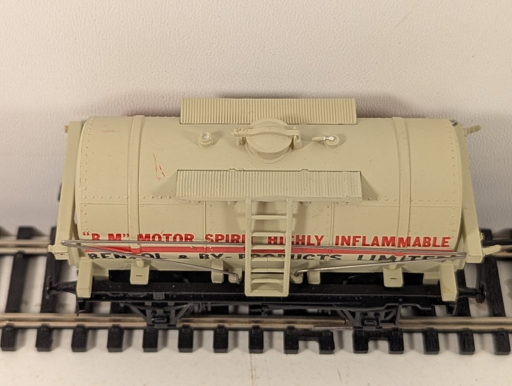 Dapol B136 OO Gauge White Benzol & By-Products Limited 12 Ton Tank Wagon