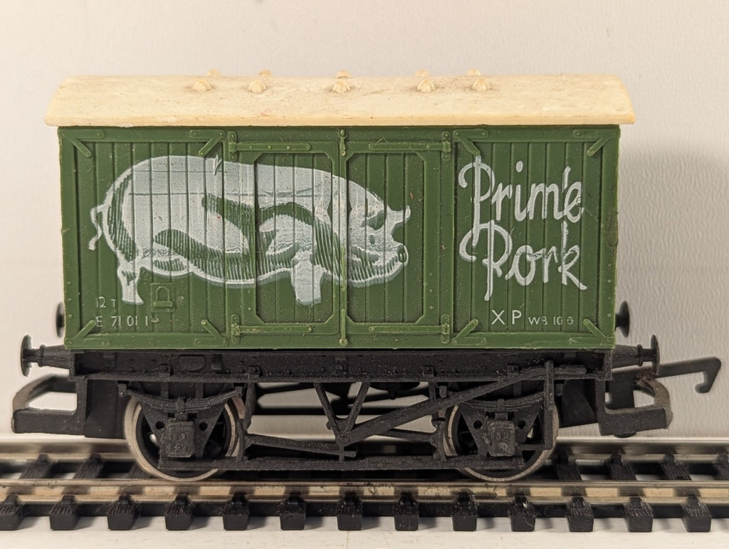 Hornby OO Gauge BR 12 Ton Ventilated Van 'Prime Pork' Goods Wagon