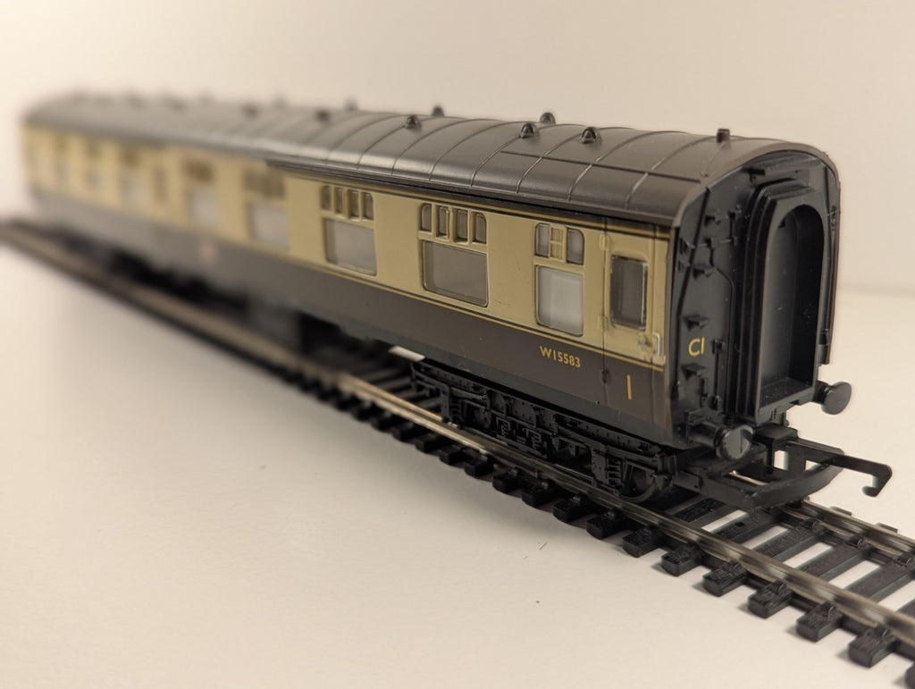Hornby BR Mk1 Brake Standard Corridor (BSK) – W15583 – Chocolate & Cream