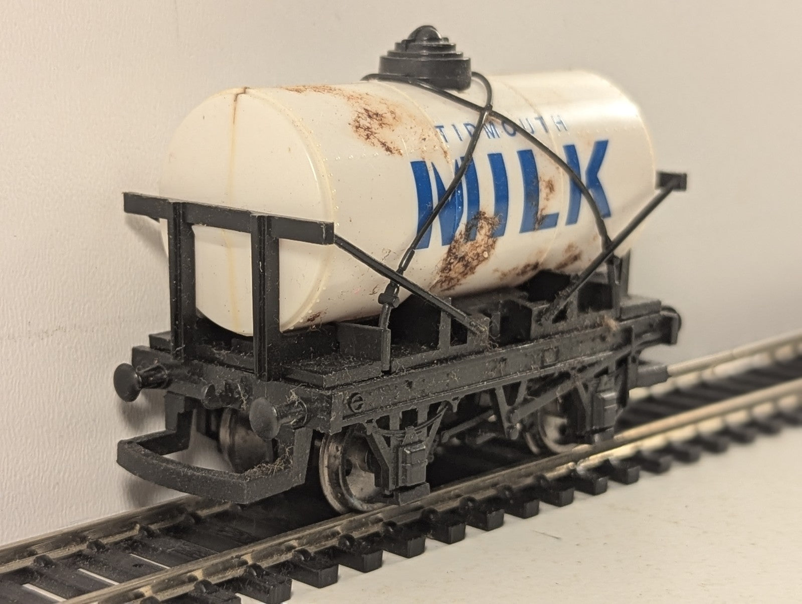 Hornby OO Gauge Tidmouth Milk Tanker Goods Wagon