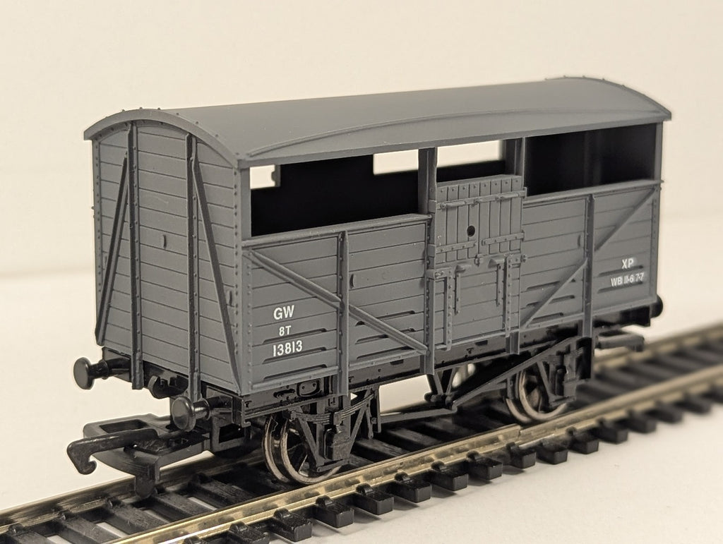 Dapol OO Gauge GWR Cattle Wagon Goods Wagon 13813 GWR Grey B500