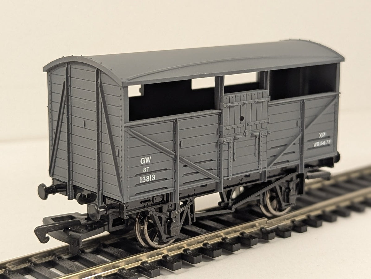Dapol OO Gauge GWR Cattle Wagon Goods Wagon 13813 GWR Grey B500