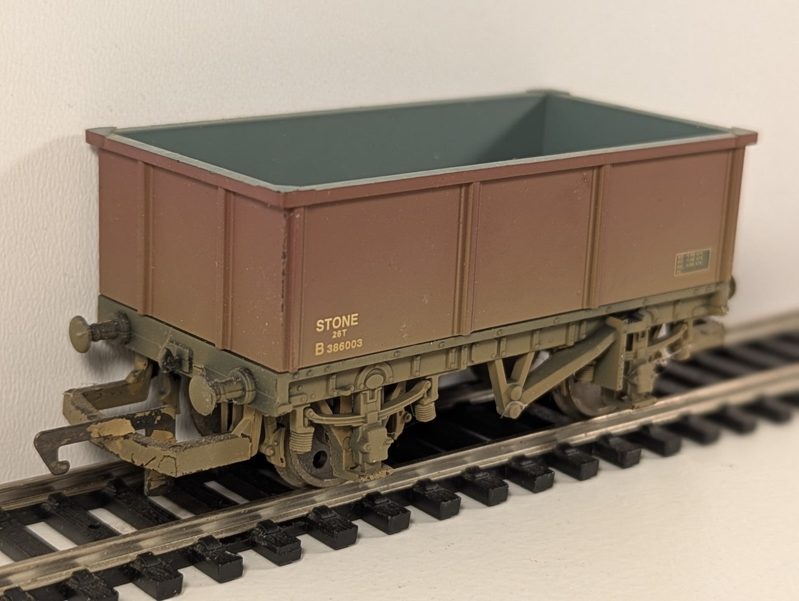 Hornby OO Gauge BR 26T Stone Mineral Wagon – B386003 (Weathered)