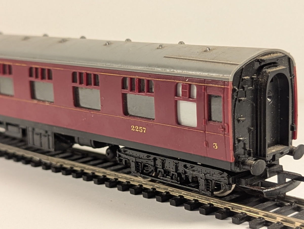 Hornby OO Gauge LMS Corridor Composite Coach Passenger Coach 2257