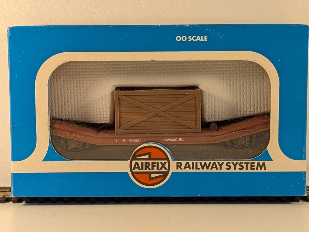 Airfix 54330 OO Gauge 25 Ton Lowmac Machine Wagon with Crate Load