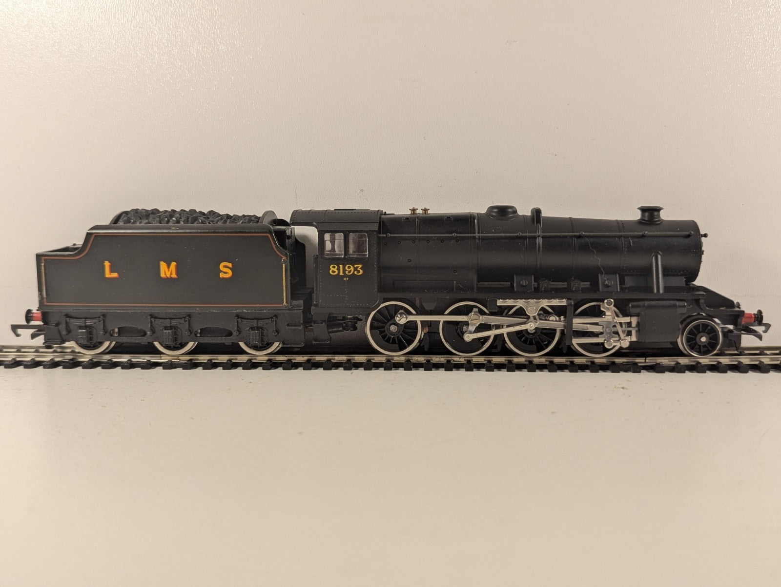 Hornby R315 OO Gauge LMS Class 8F 2-8-0 Steam Loco 8193 - Wrong Tender