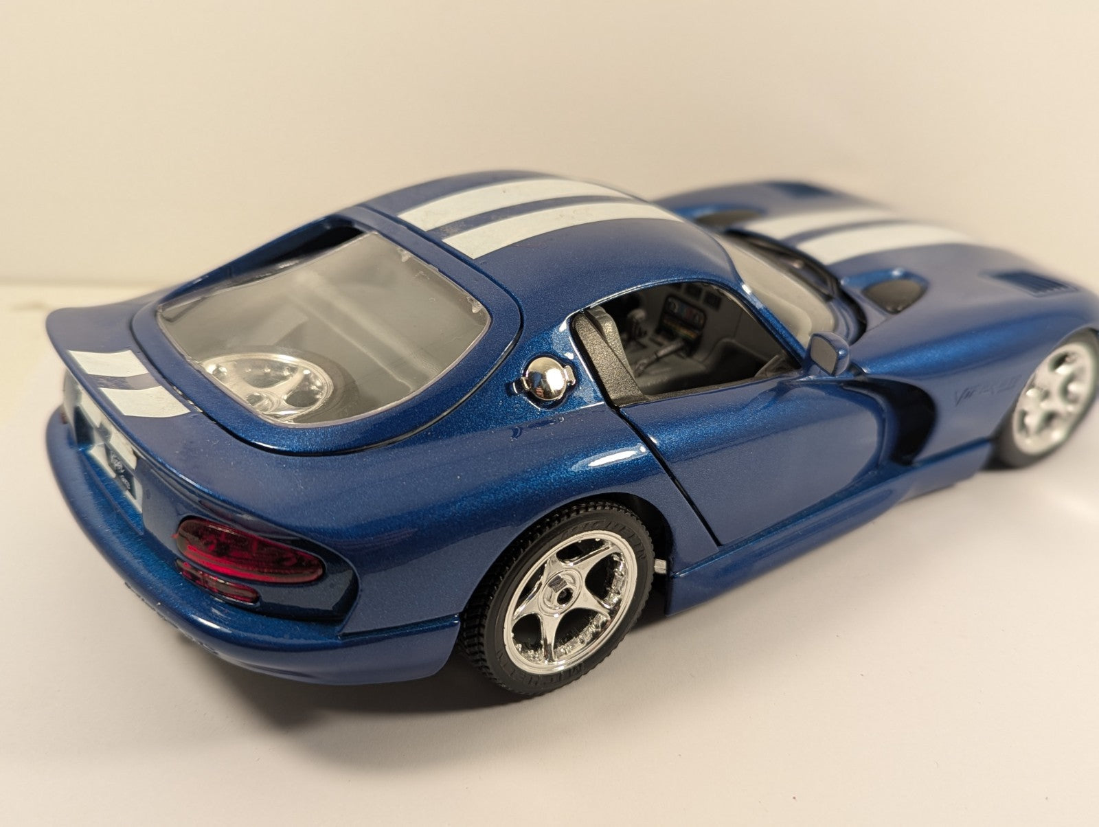 Bburago 1:18 Scale 1996 Dodge Viper GTS Coupe – Broken Rear Window
