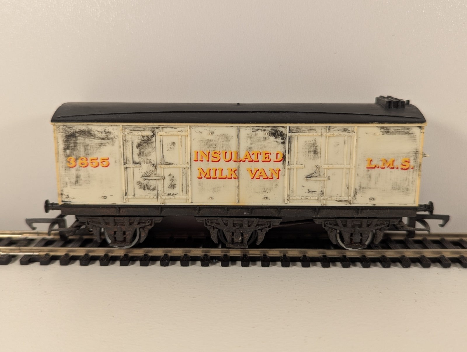 Hornby R734 OO Gauge LMS 6-Wheel Insulated Milk Van No. 3855 – Weathered