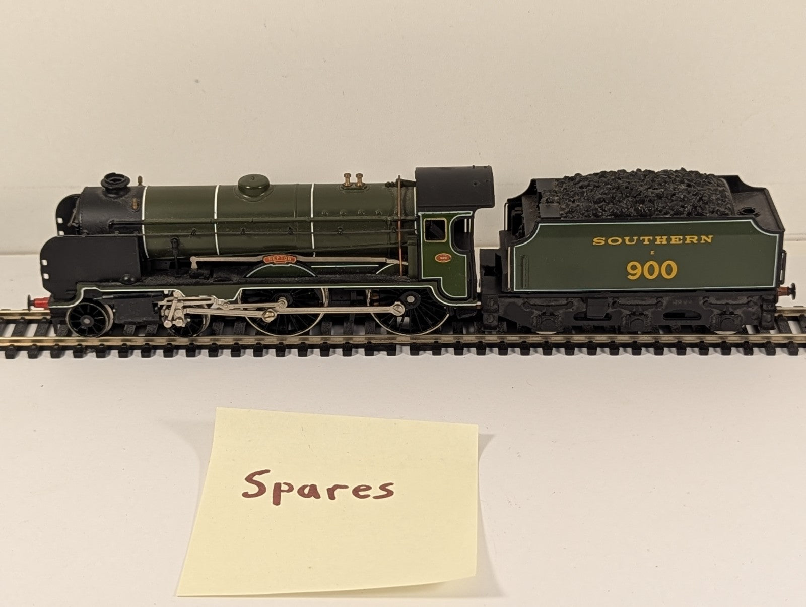 Hornby OO Gauge Schools Class 4-4-0 No. 926 'Repton' with  Wrong Tender