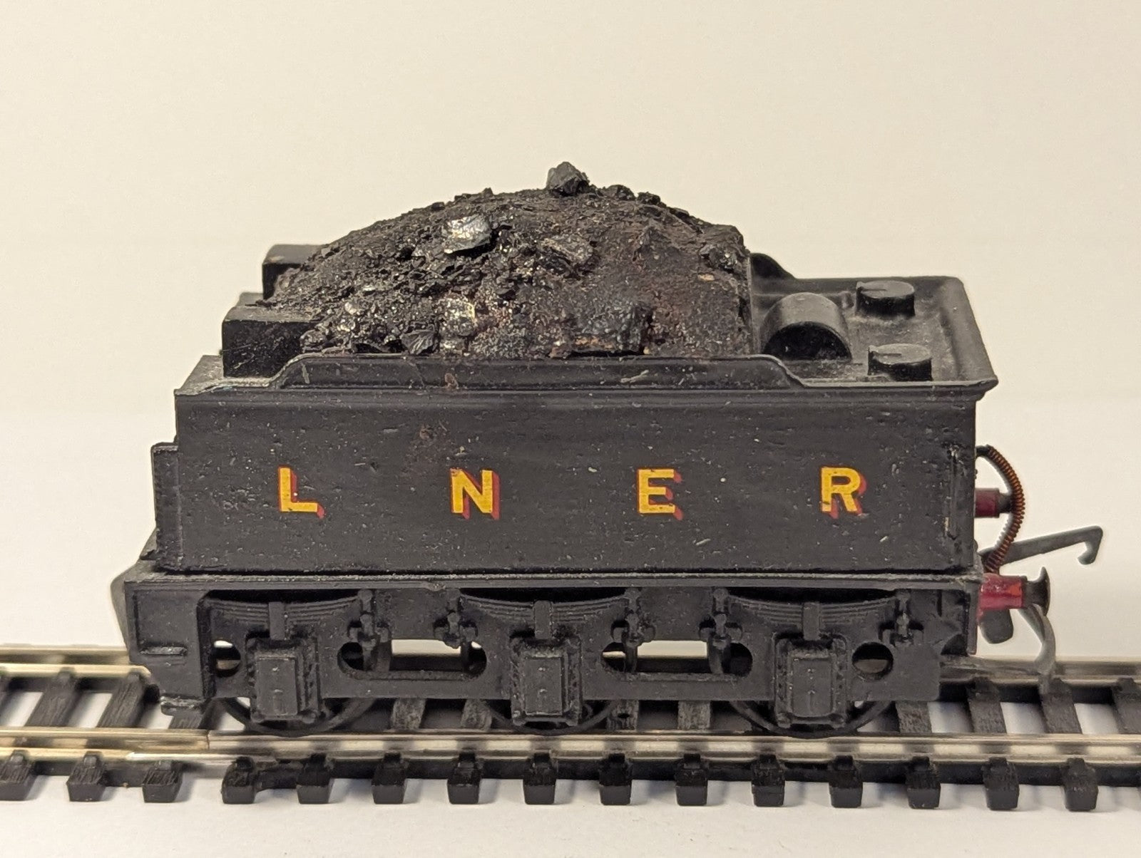 Mainline Class 2P 4-4-0 Steam Locomotive 40568 BR Black OO Gauge