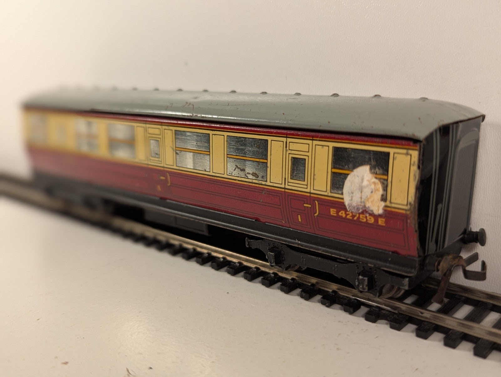 HornbyDublo BR Gresley Corridor Composite Coach Tinplate OOGauge - Damaged Decal