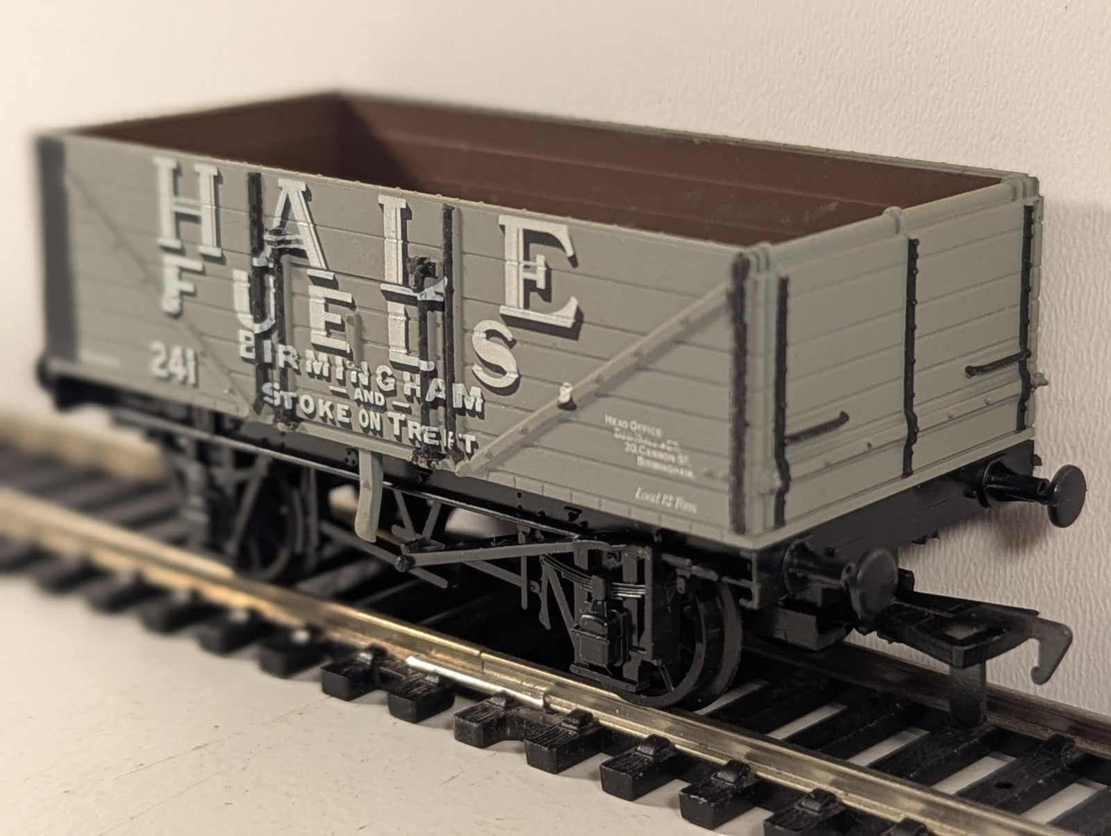 Airfix 54383 OO Gauge Hale Fuels 7 Plank Wagon