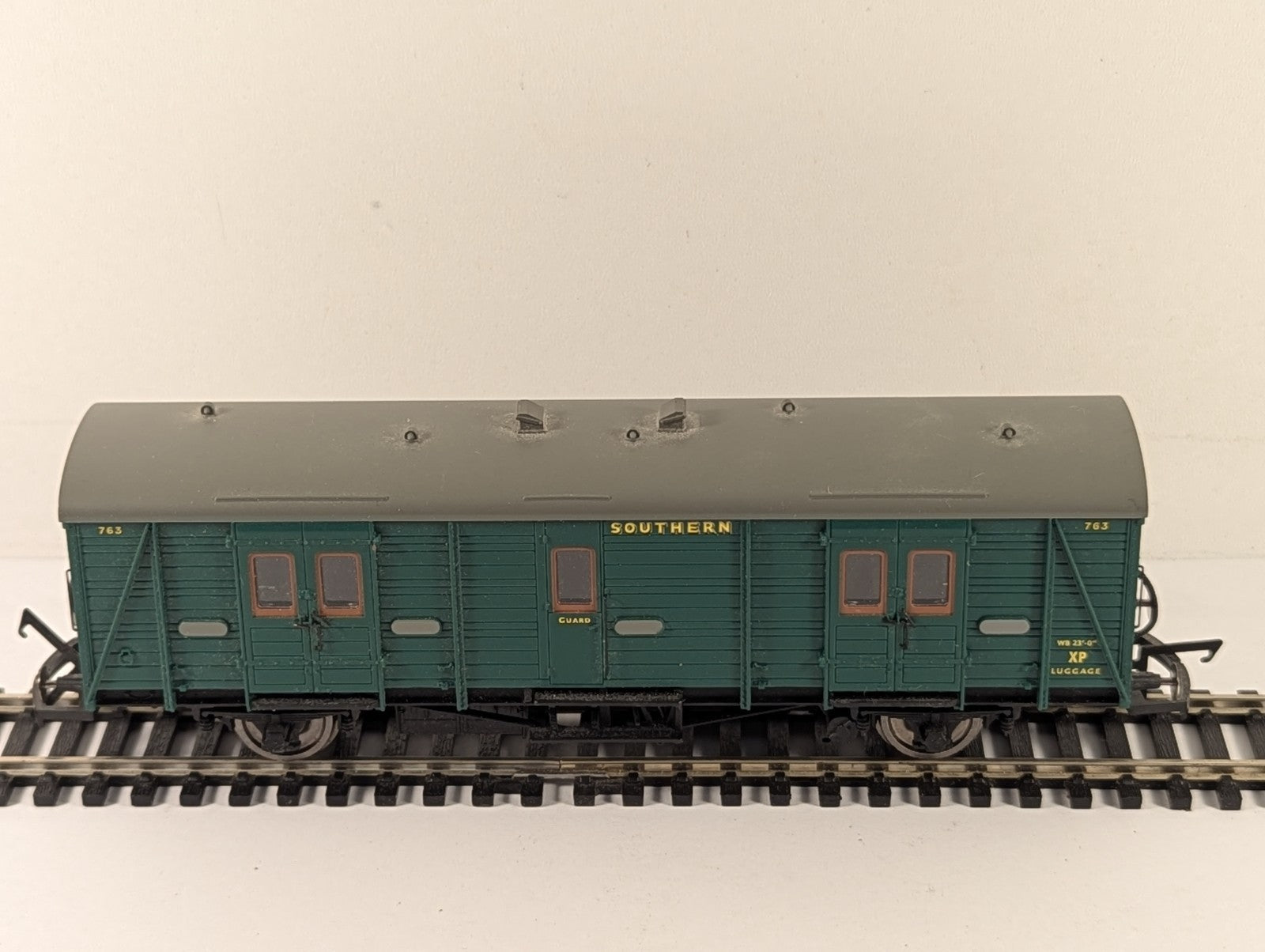 Hornby OO Gauge SR 4-Wheel BY Utility Van Passenger Coach 763