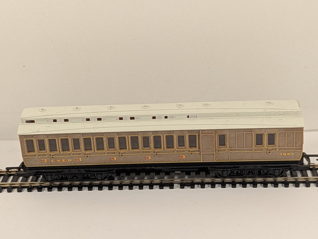 Hornby R434 OO Gauge LNER Teak Clerestory 3rd Class Coach 3857 Brake Coach