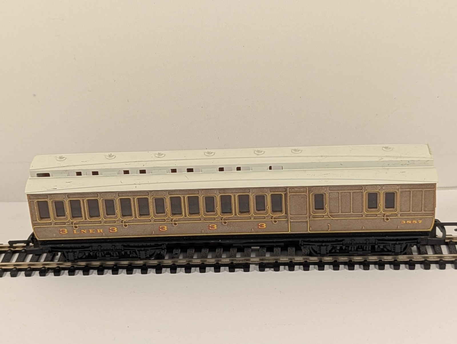 Hornby R434 OO Gauge LNER Teak Clerestory 3rd Class Coach 3857 Brake Coach