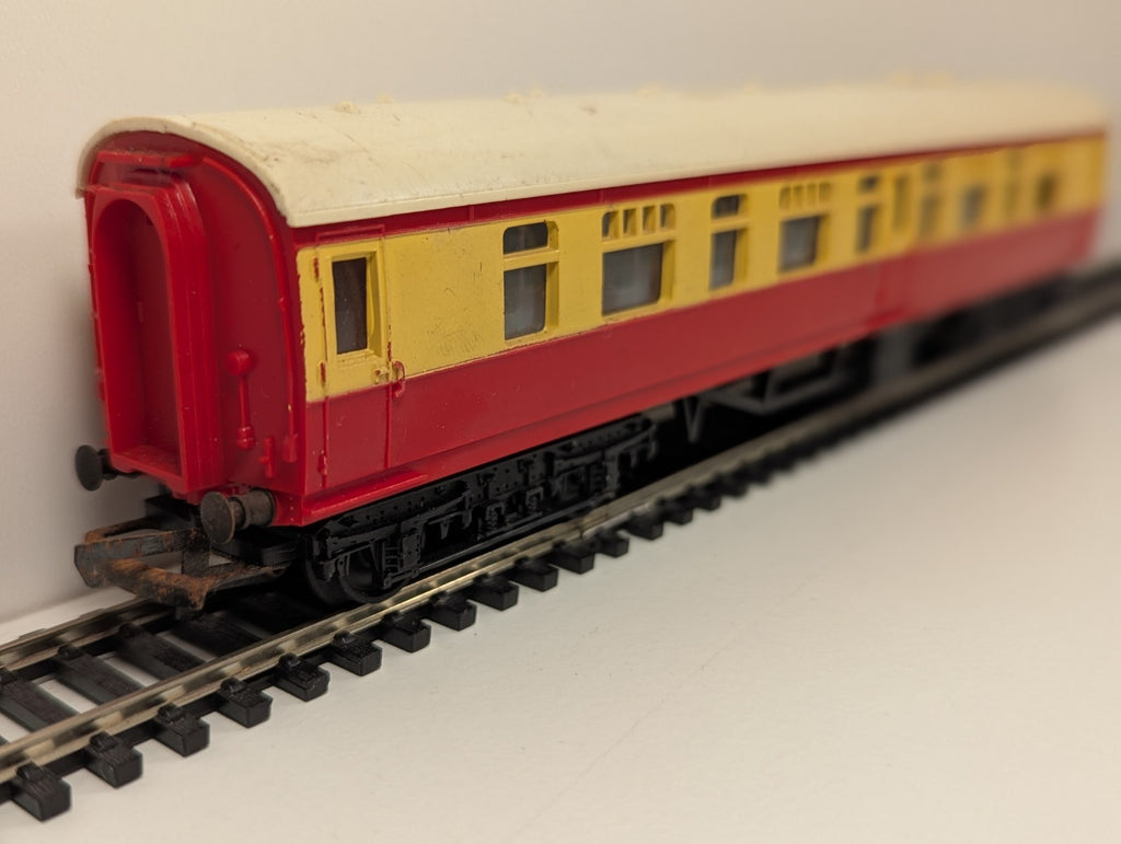 Tri-ang R29 BR Mainline Composite Coach – Crimson & Cream