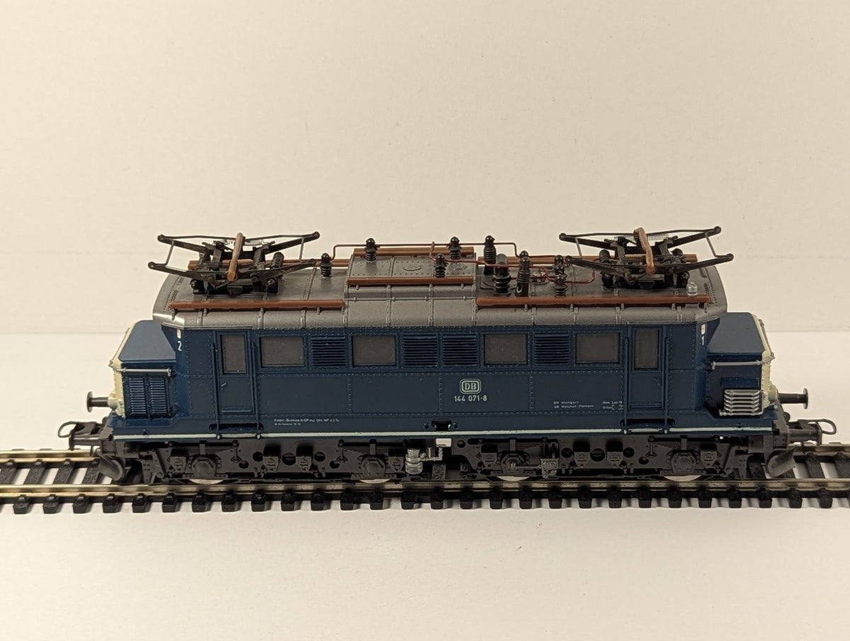 Roco HO Scale DB Class E 144 Electric Locomotive 144 071-8 DB Ocean Blue & Beige