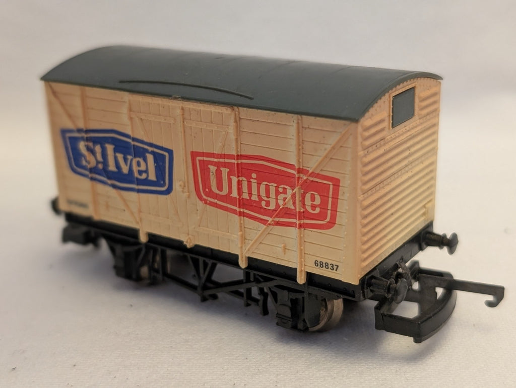 Lima OO Gauge St Ivel / Unigate 12 Ton Box Van Goods Wagon 68837