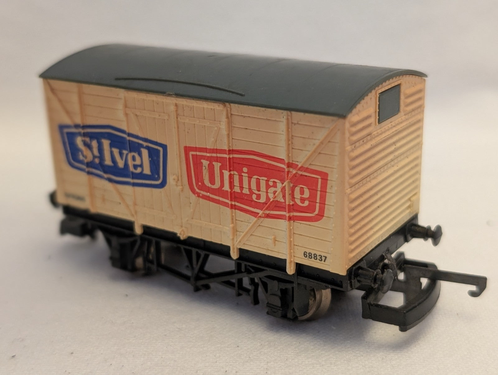 Lima OO Gauge St Ivel / Unigate 12 Ton Box Van Goods Wagon 68837