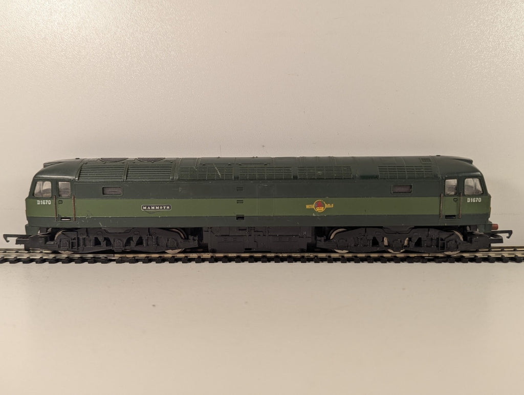 Hornby OO Gauge Class 47 'Mammoth' Diesel Locomotive D1670 BR Two-Tone