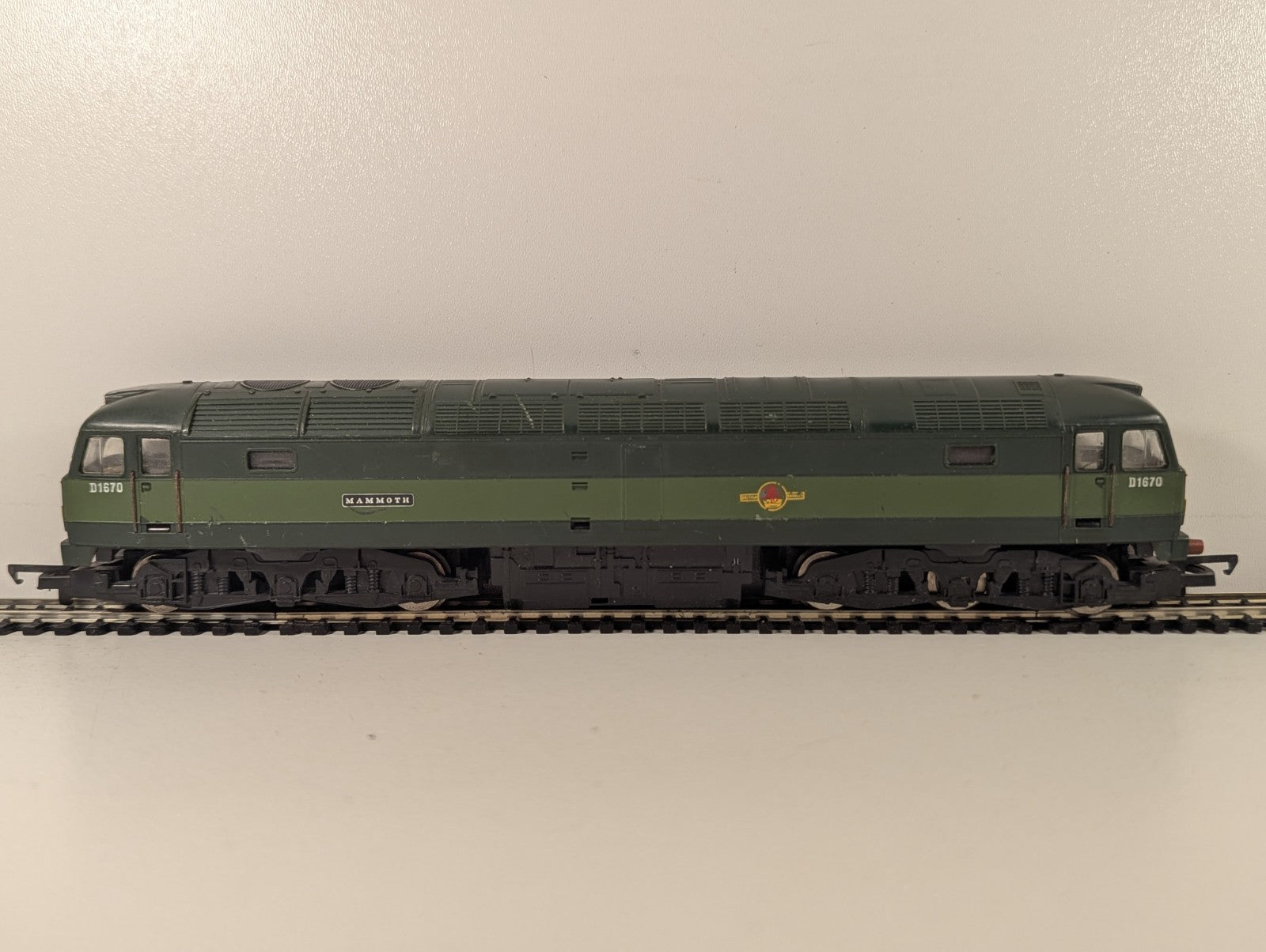 Hornby OO Gauge Class 47 'Mammoth' Diesel Locomotive D1670 BR Two-Tone