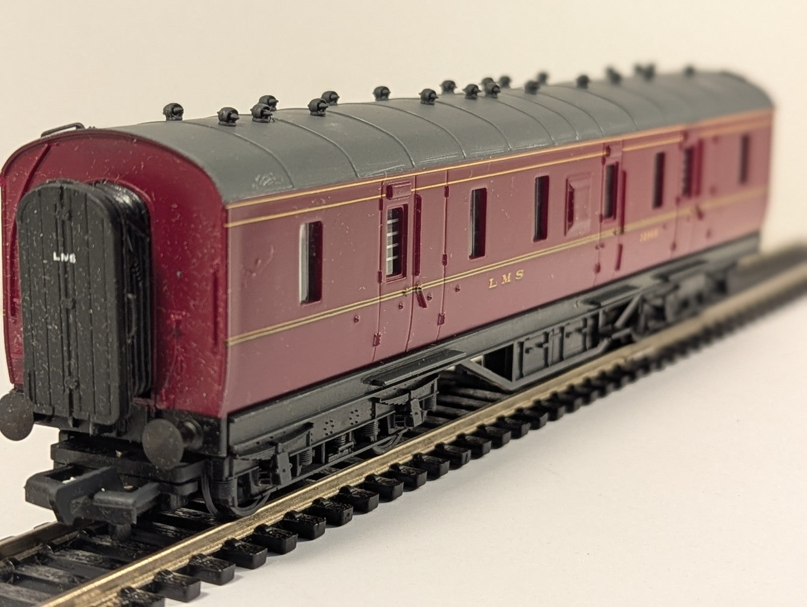 Mainline 37118 LMS 50ft Parcels Van BG Maroon OO Gauge Boxed