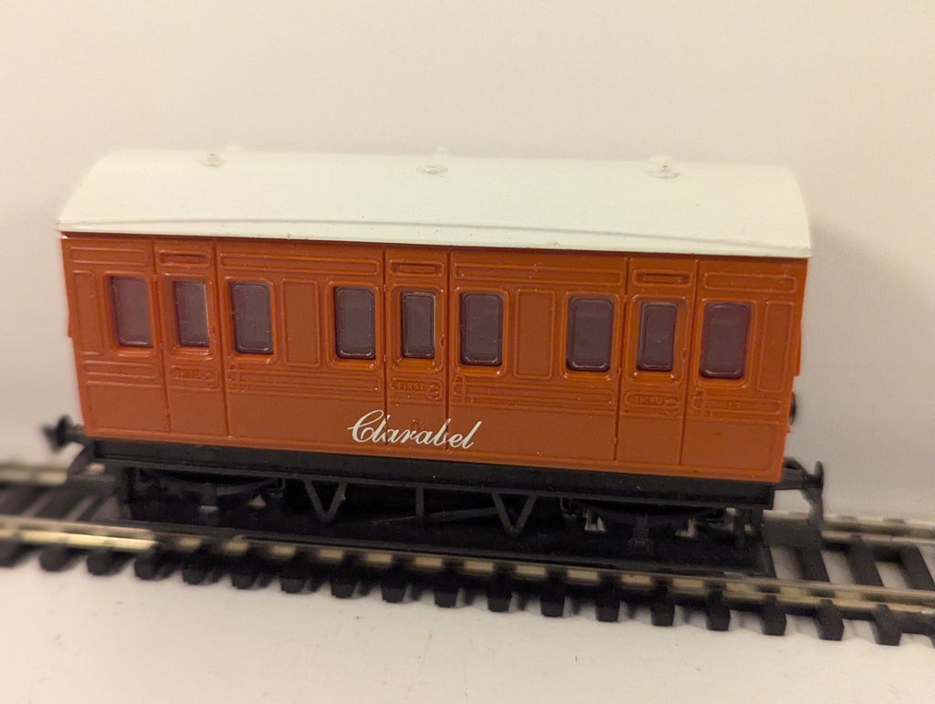 Hornby OO Gauge Thomas & Friends Clarabel Coach