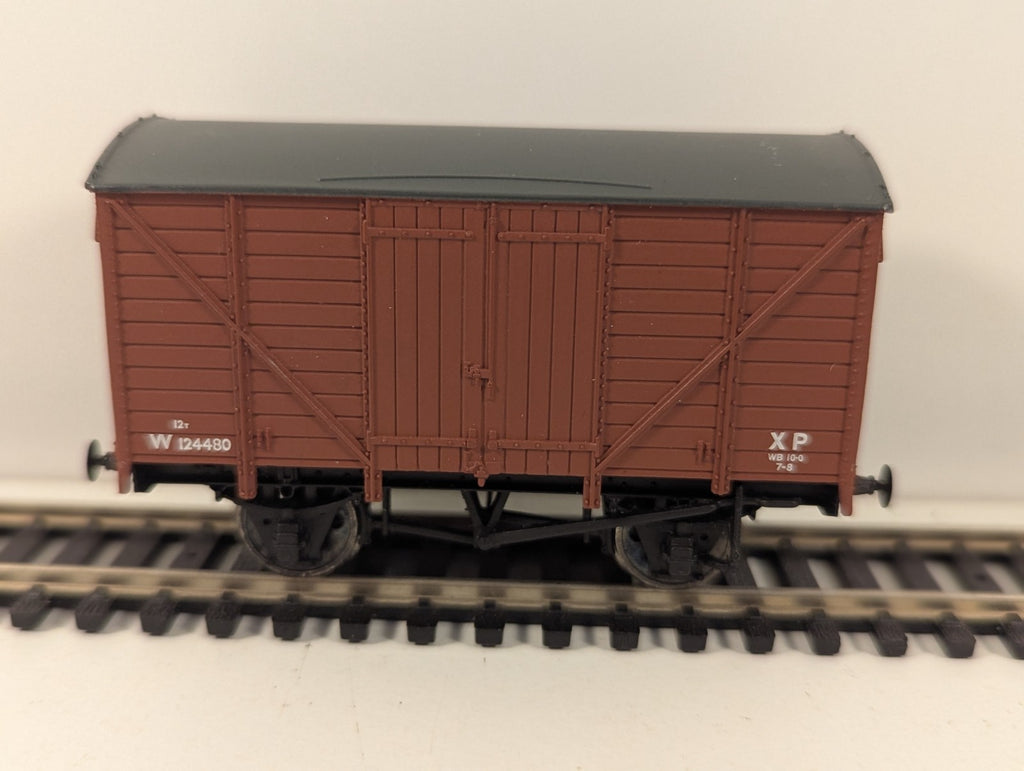 Bachmann OO Gauge 12T Ventilated Van BR Grey