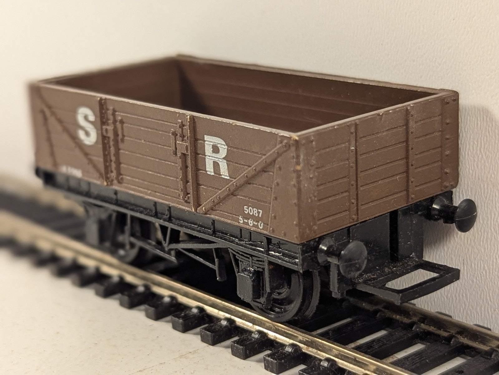 Graham Farish OO Gauge SR 7-Plank Open Wagon 5087 SR Brown