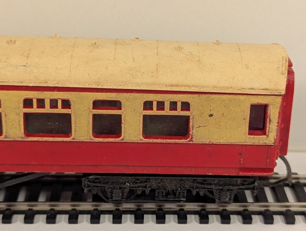 Tri-ang OO Gauge BR Maroon & Cream Composite Coach (Missing Buffer)