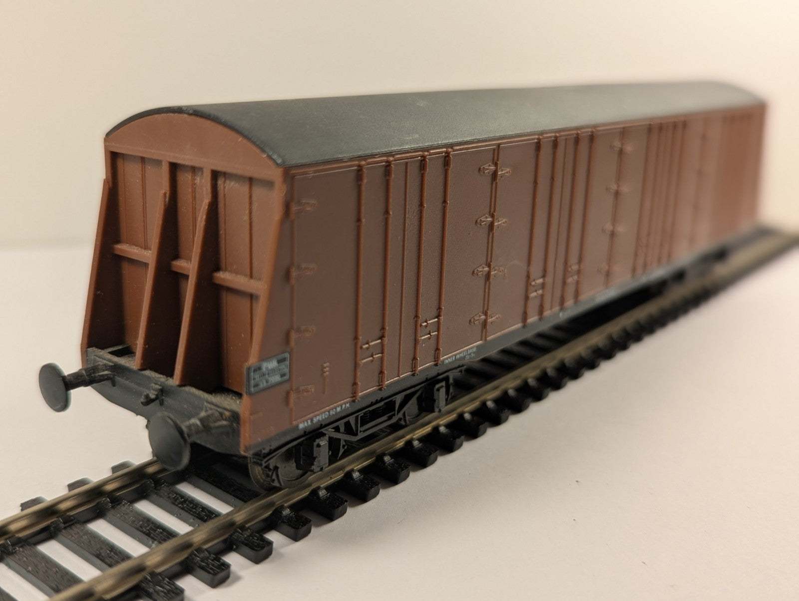 Lima 82T 'Procor' Bogie Pallet Van model railway wagon in BR Brown