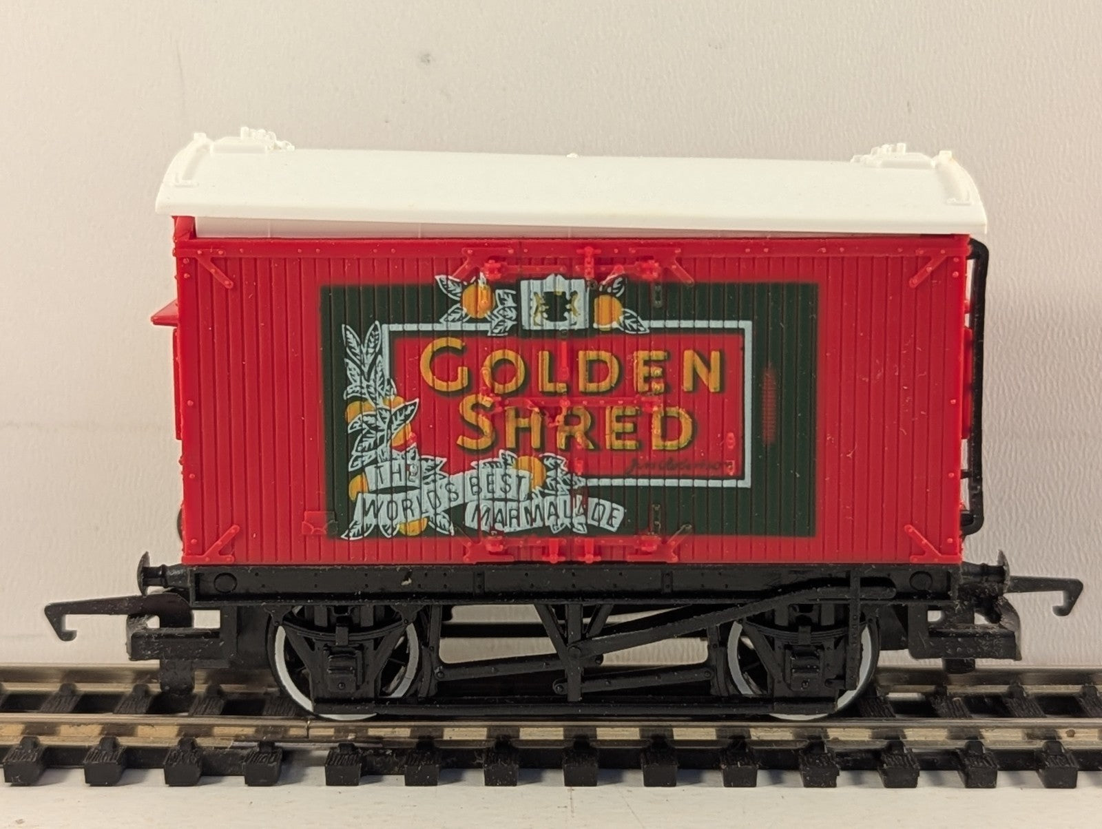 Hornby R009 Golden Shred Closed Van Goods Wagon