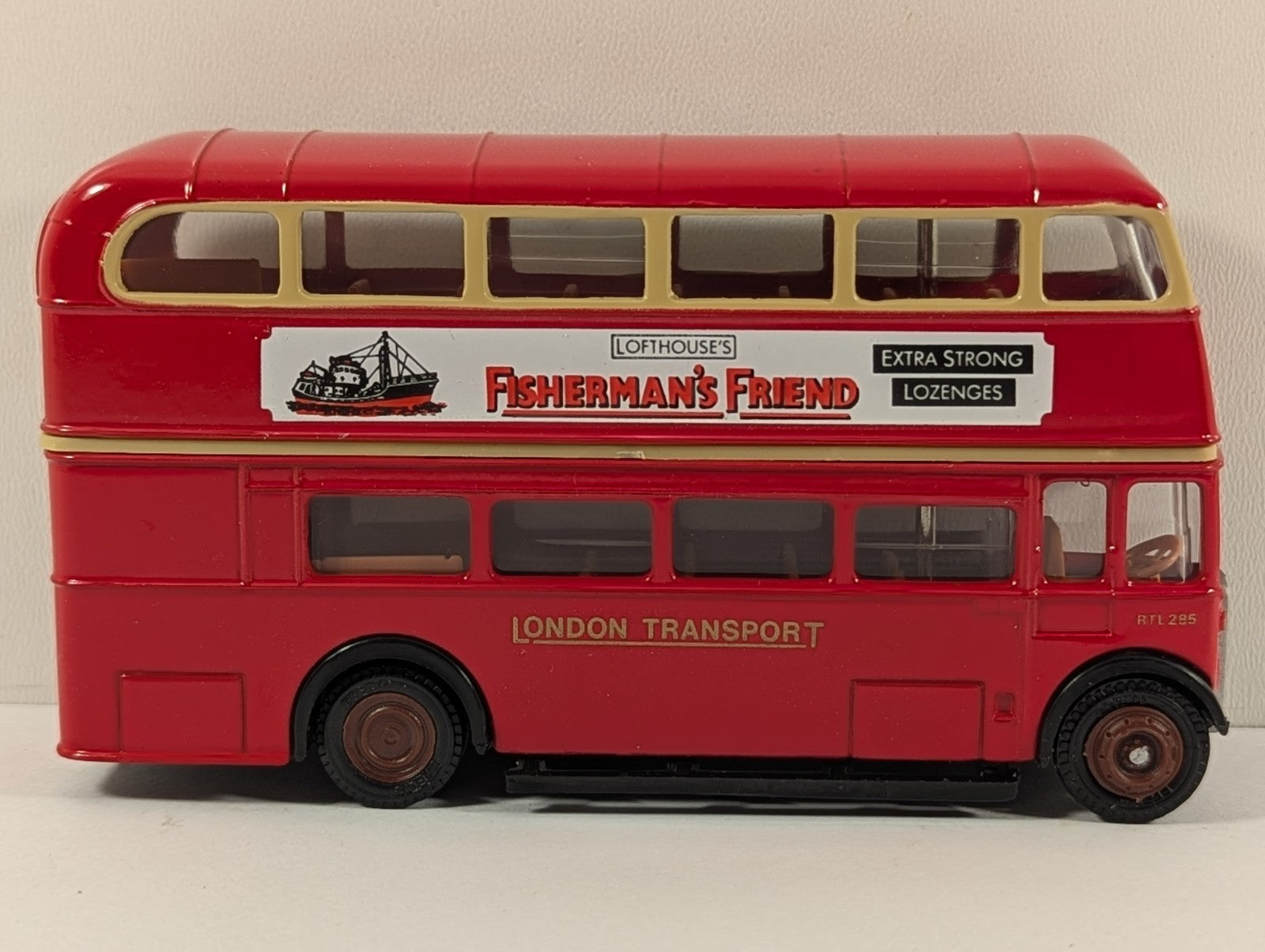 EFE 11106DL Leyland RTL DeLuxe – Fisherman’s Friend – Route 145 Chingford – 1:76