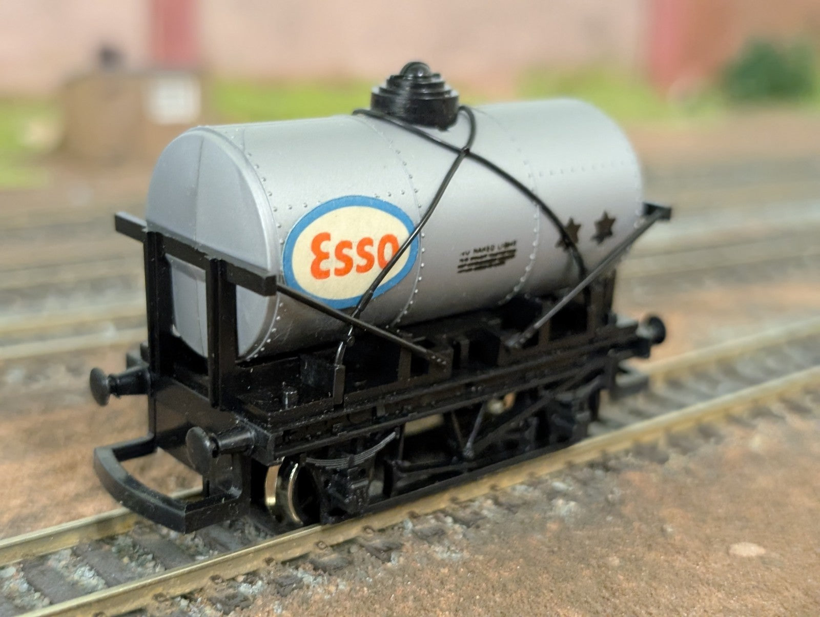 Hornby R713 Esso Tank Wagon OO Gauge
