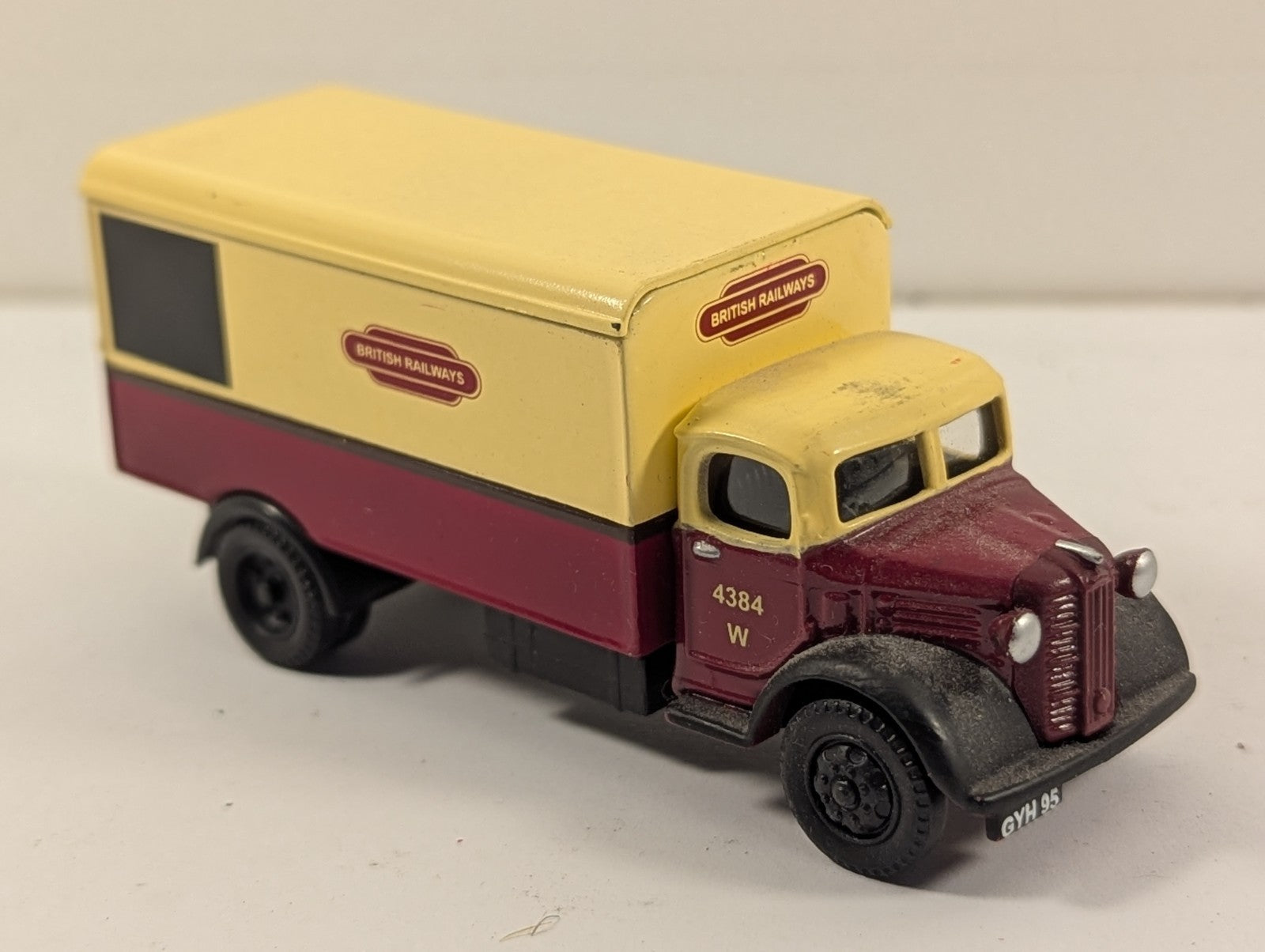 Classix OO Gauge Morris Commercial Y-Type Box Van Die-cast Model