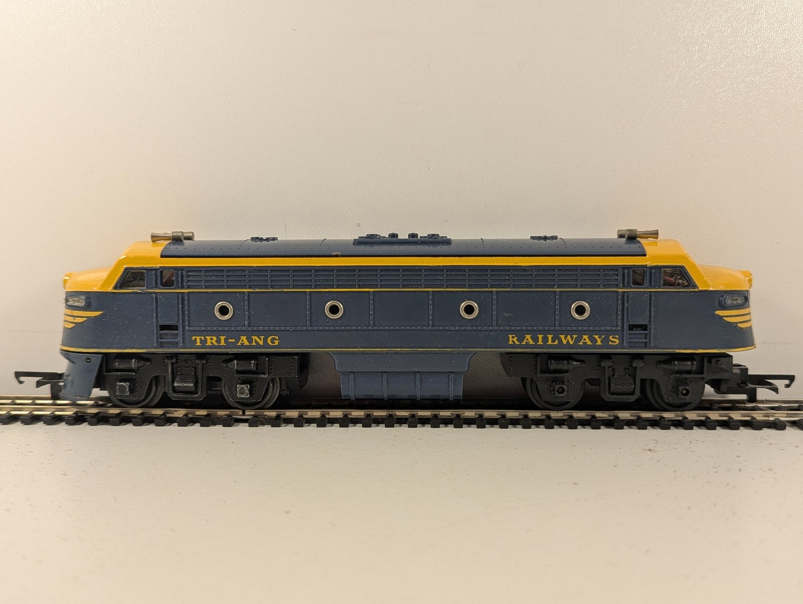 Tri-ang OO Gauge Transcontinental Double Ended Diesel Locomotive