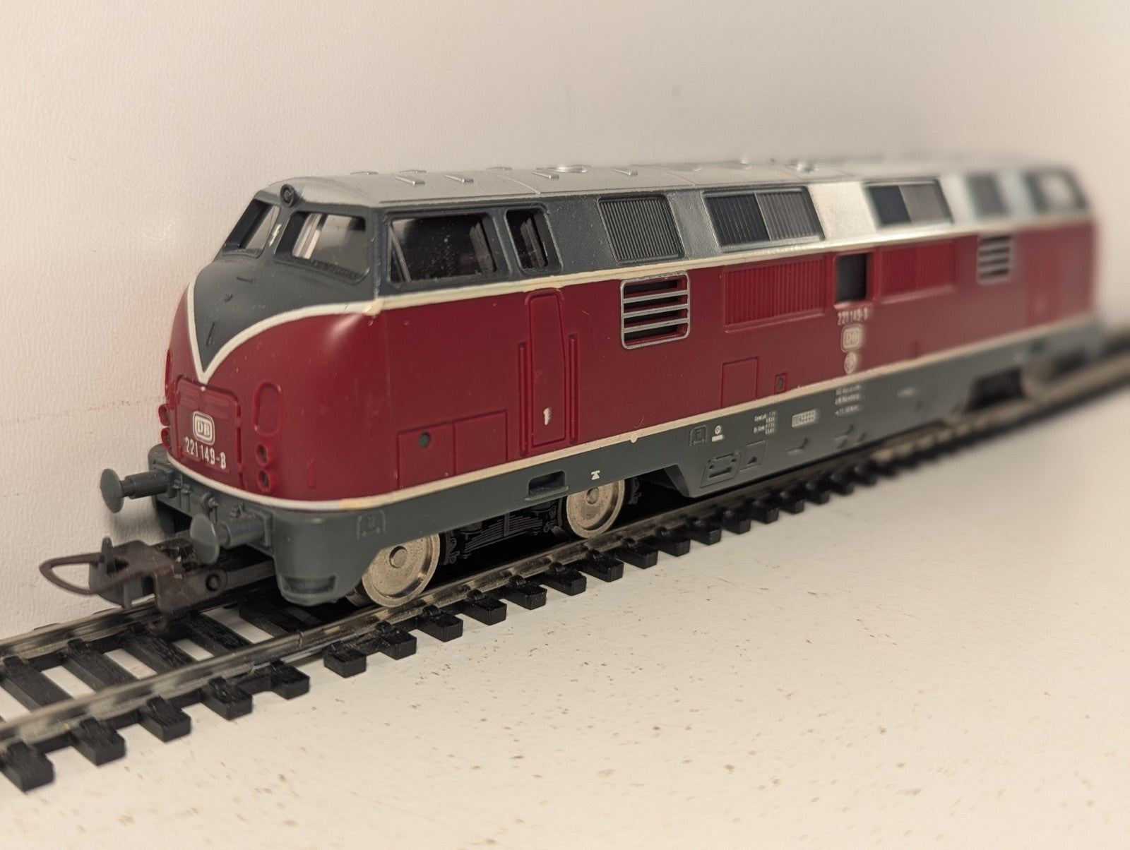 Lima HO Gauge DB Class 221 Diesel Locomotive 221 149-8 DB Crimson & Grey