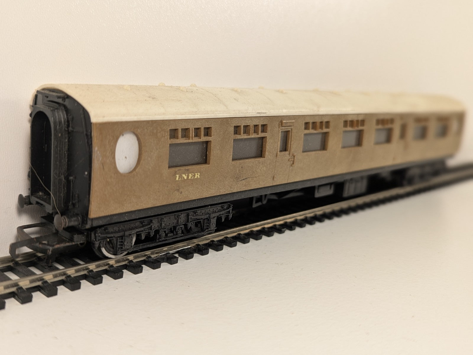 Tri-ang OO Gauge LNER Teak Composite Third Coach