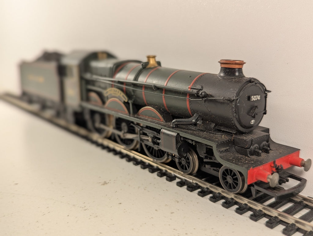 Hornby OO Gauge GWR Castle Class 5074 Hampden Castle steam locomotive on model railway track