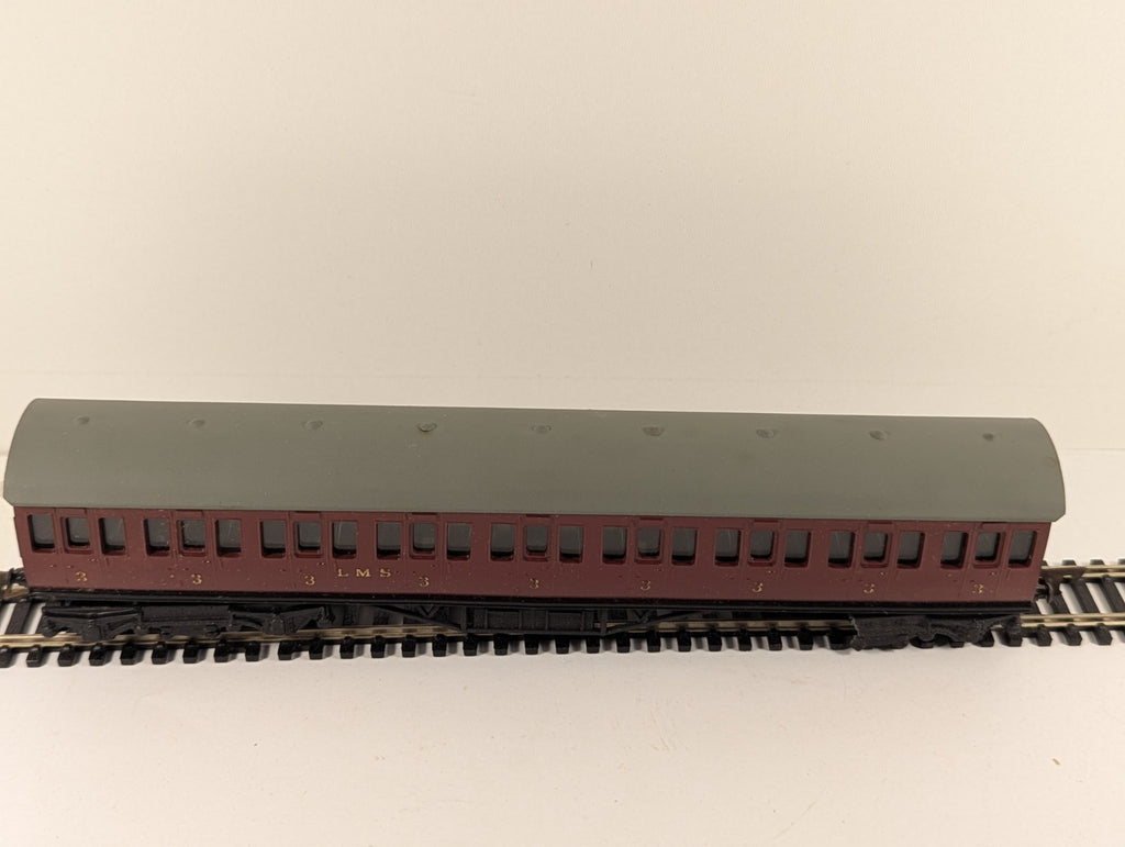 Graham Farish OO Gauge LMS 3rd Class Red Suburban Composite Coach Boxed