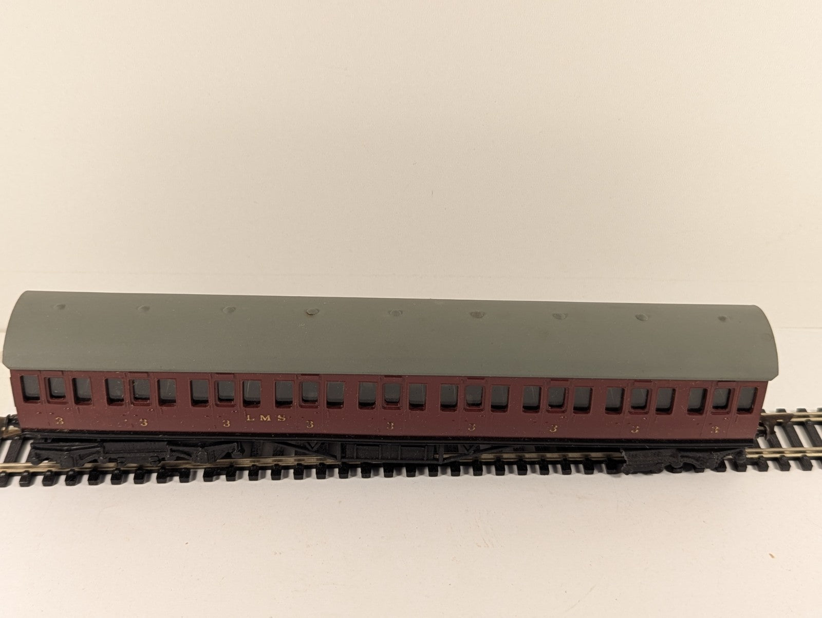 Graham Farish OO Gauge LMS 3rd Class Red Suburban Composite Coach Boxed