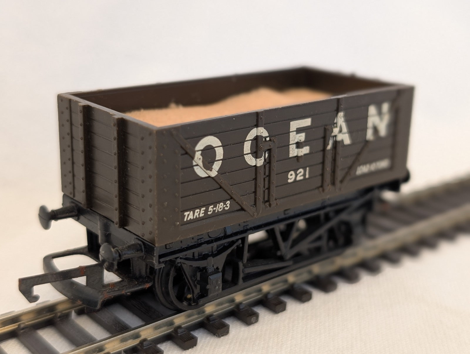 Hornby R020 7 Plank Wagon Goods Wagon 921 Ocean Brown